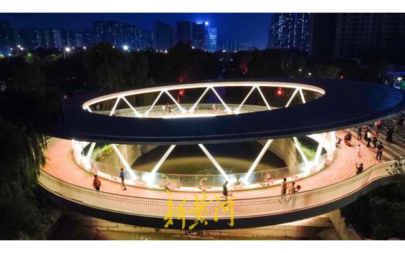 山東濟南云影橋夜晚變幻五彩水簾，成為臘山河夜景的璀璨亮點
